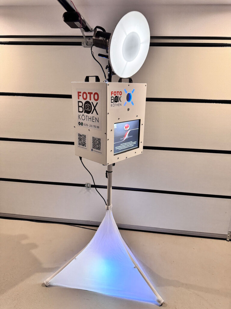 Moderne Fotobox mit LED-Beleuchtung, vor einer neutralen Wand aufgestellt.