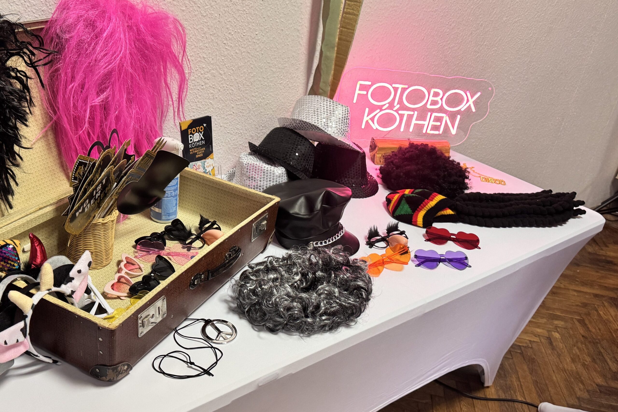 Tisch mit Requisiten