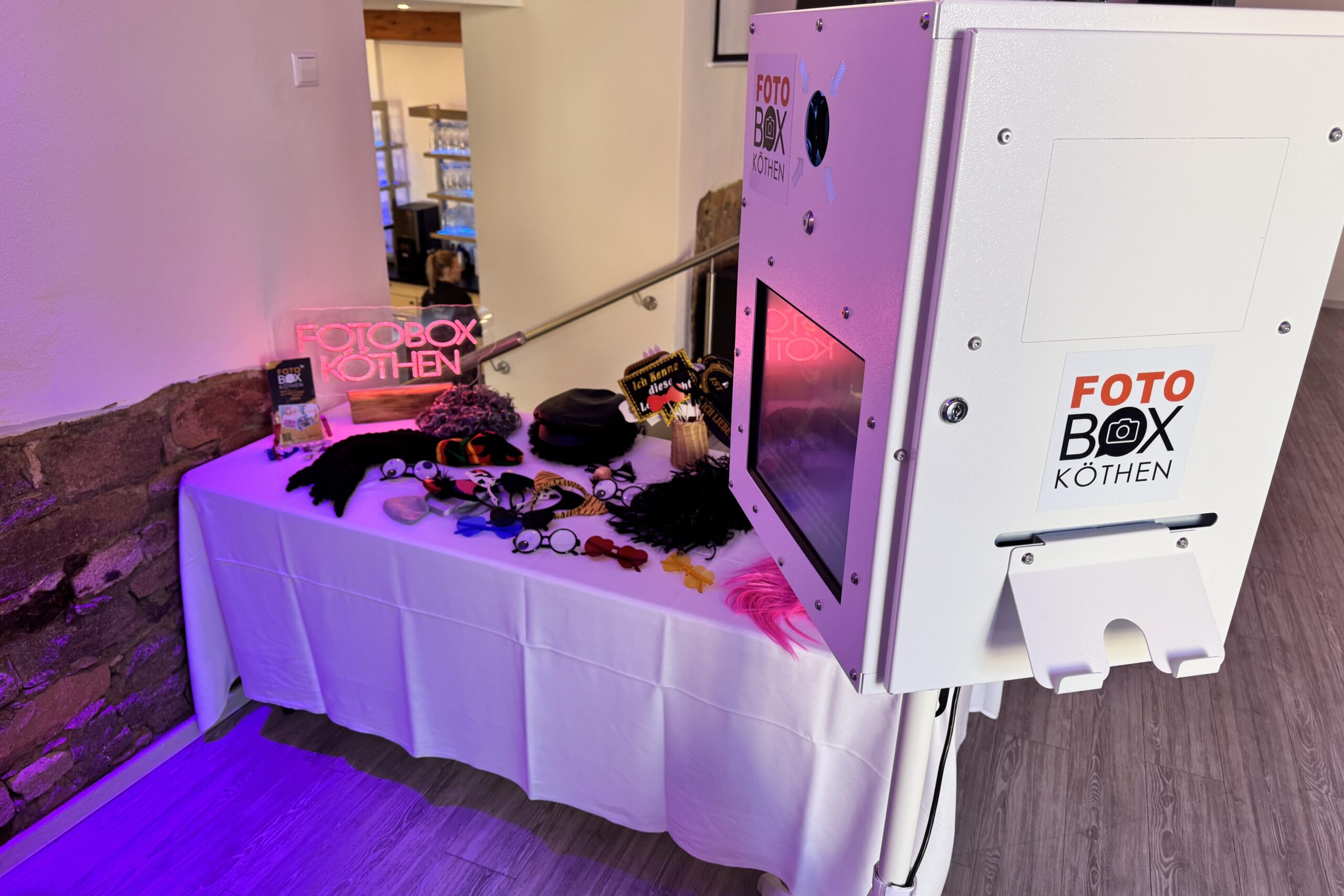 Tisch mit Requisiten und FotoBox